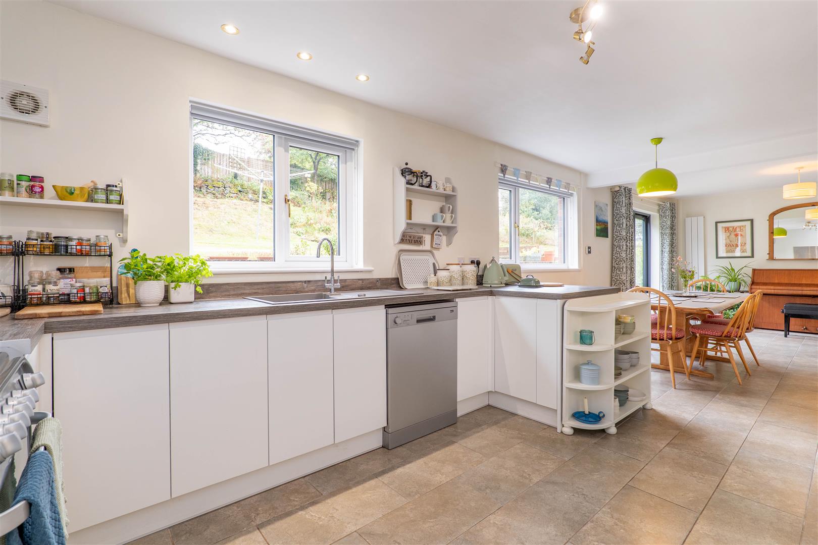 6 bed property in Sandringham Drive, Chorley